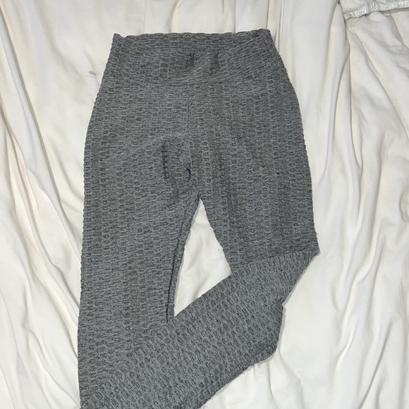 Viral scrunch butt leggings!🍑 - Picture 3 of 3